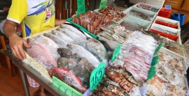 Рыбацкая деревня и рынок морепродуктов на набережной Раваи